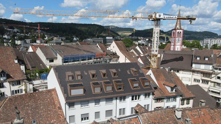 Blick mit der Drohne auf die Stabhof-Baustelle in der Liestaler Altstadt, dem Stedtli. Die etwas dunkleren Ziegel sind Solarziegel. (Benjamin Wieland)