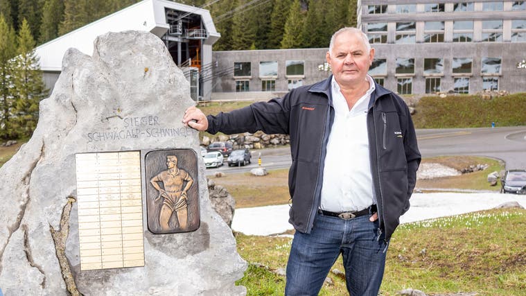OK-Präsident Niklaus Hörler neben einem Stein, auf dem der jährliche Gewinner Schwägalp-Schwinget notiert wird. (Bild: Arthur Gamsa (21. Mai 2021))