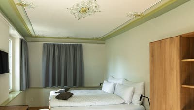 Schlafen unter renovierter Biedermeier-Stuckatur: Das ist im Hotel Linde möglich. (Bild: Tobias Hug)