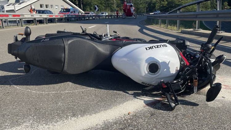 18-jähriger Motorradfahrer prallt gegen Leitplanke - Polizei sucht Zeugen