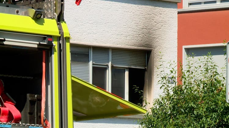 Brand zerstört Wohnung in Mehrfamilienhaus