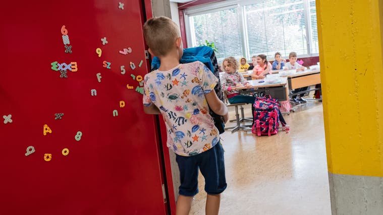Ein Schüler trägt seine Schultheke ins Schulzimmer. (Bild: Elia Bianchi / Keystone (31. August 2020))