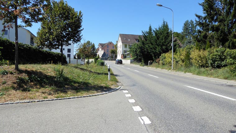 Die Sicherheit der Anwohnenden soll verbessert werden, dazu wird auf der Othmarsingerstrasse ein 170 Meter langer Gehweg erstellt. (Nathalie Wolgensinger)