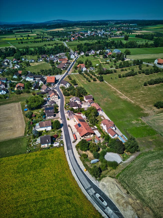 Die Sonnenbergstrasse, die durch den Weiler Hefenhofen der gleichnamigen Gemeinde führt, wird nach der Sanierung Ende August wieder für den Durchgangsverkehr freigegeben.