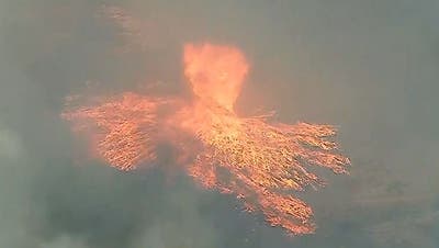Videoaufnahmen zeigen beeindruckenden Feuertornado in Kalifornien