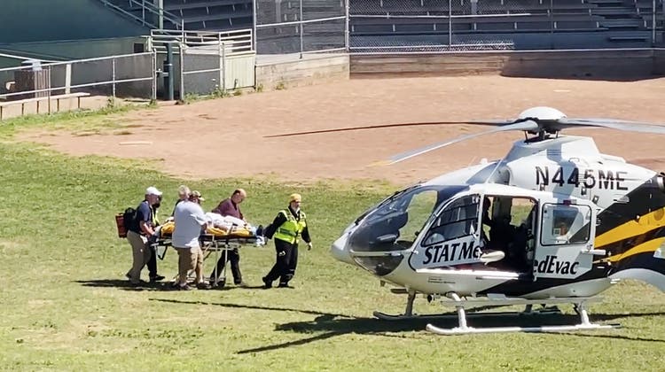 Der 75-jährige Schriftsteller war zuvor mit einem Hubschrauber in ein nahe gelegenes Krankenhaus gebracht worden. (@horatiogates3 / EPA)