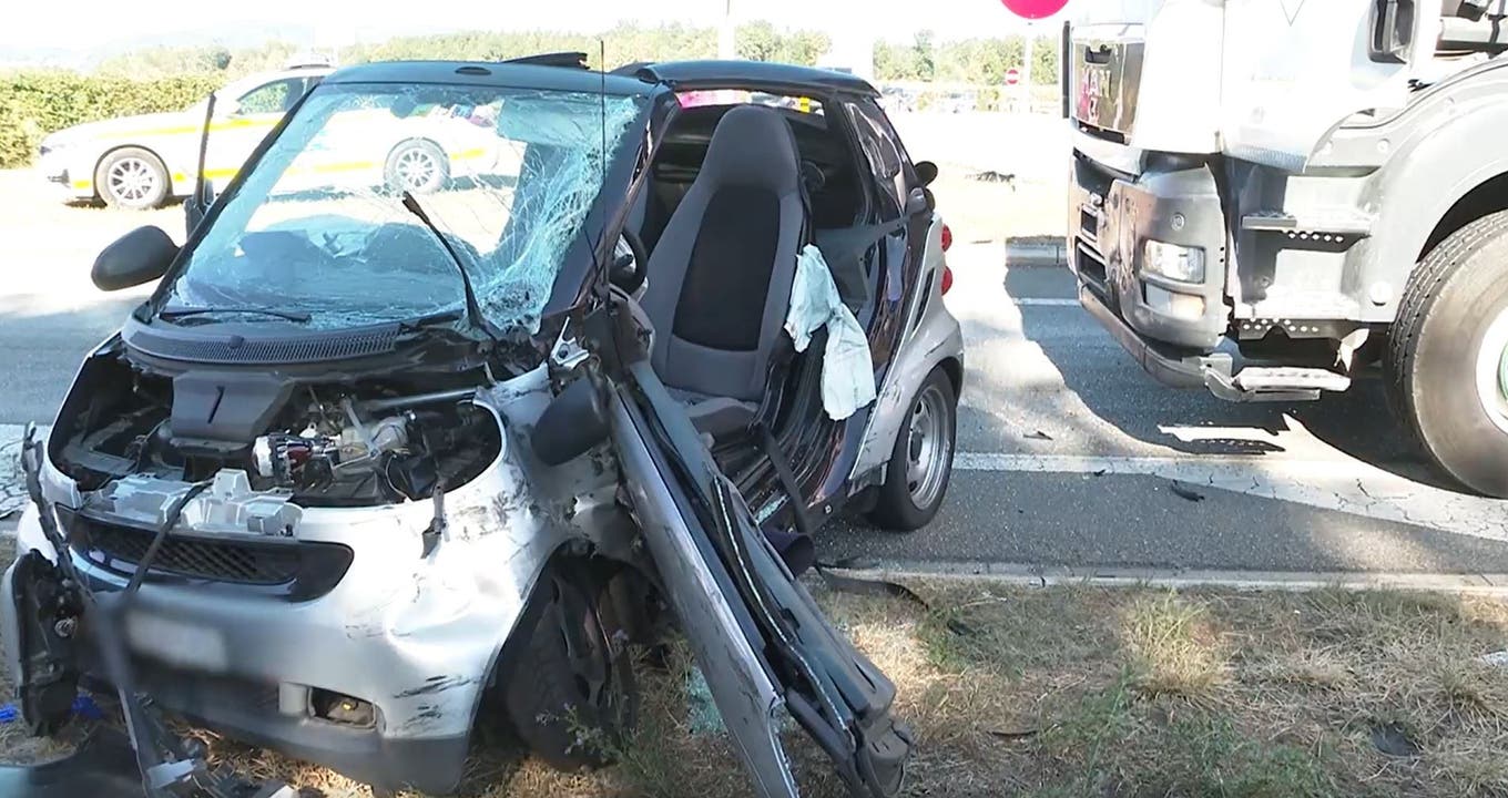 Hunzenschwil, 12. August: Am frühen Freitagabend kam es zu einem Unfall zwischen einem Smart und einem Lastwagen. Die Autofahrerin war laut Kantonspolizei nicht ansprechbar, der LKW-Chauffeur wurde ebenfalls verletzt.