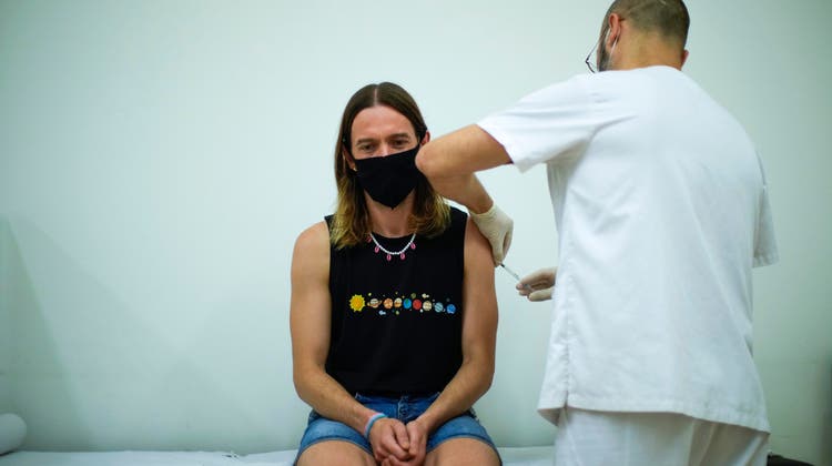 Im Ausland ist die Impfung gegen Affenpocken bereits erhältlich: Ein Mann lässt sich impfen in Brasilien. (Keystone)