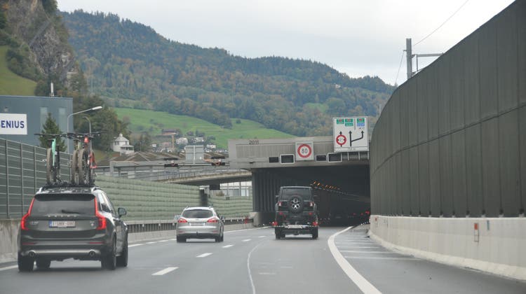 Die Autobahn A2 vor der Galerie Stansstad in Fahrtrichtung Luzern. (Bild: Matthias Piazza (7. Oktober 2020))