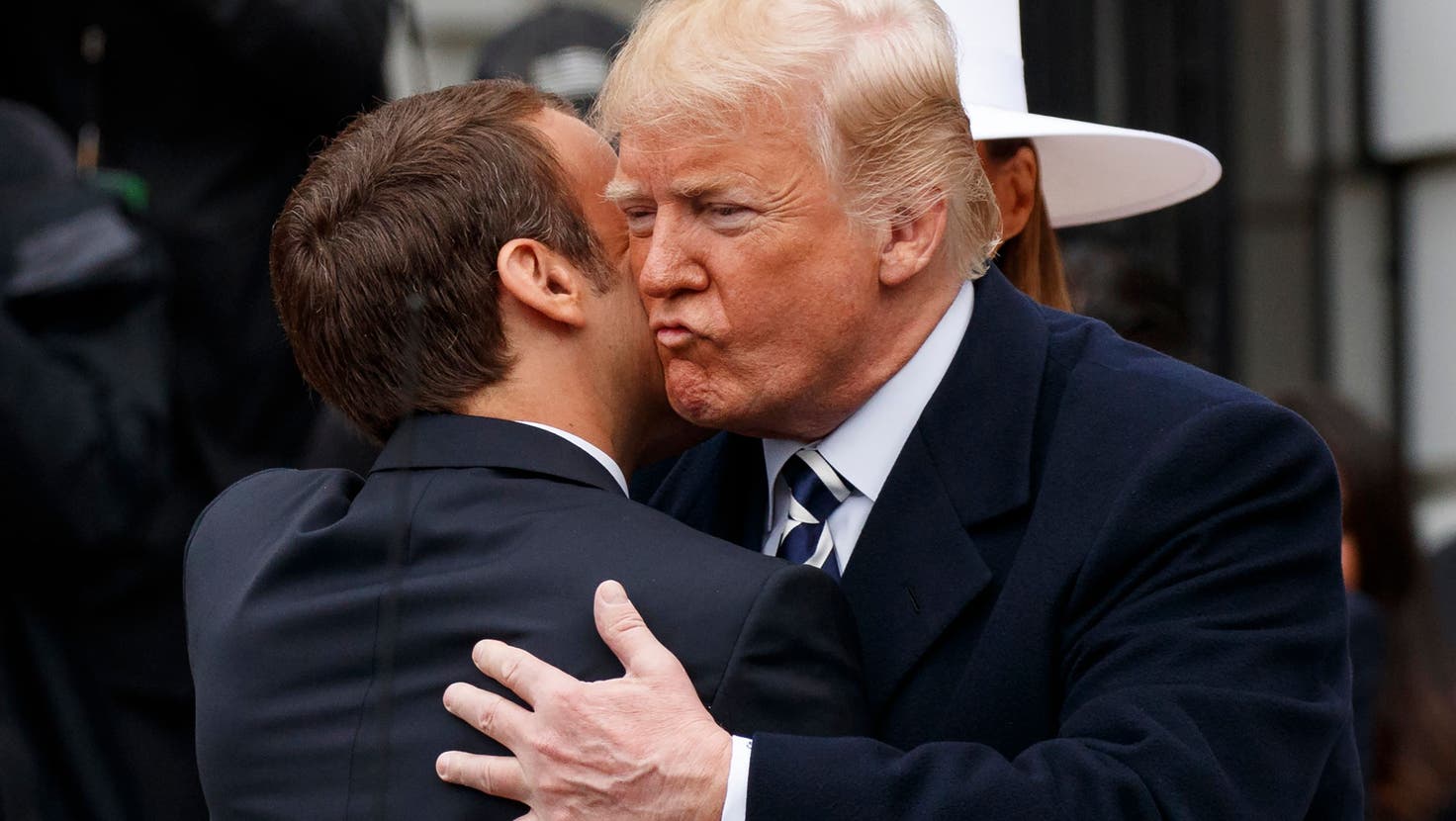 Der damalige Präsident Donald Trump begrüsst im April 2018 seinen französischen Amtskollegen Emmanuel Macron mit einem Küsschen. Unter den Dokumenten, die Trump nach Ende seiner Amtszeit aus dem Weissen Haus mitnahm, befand sich auch eines mit «Informationen» über Macron. (Keystone)