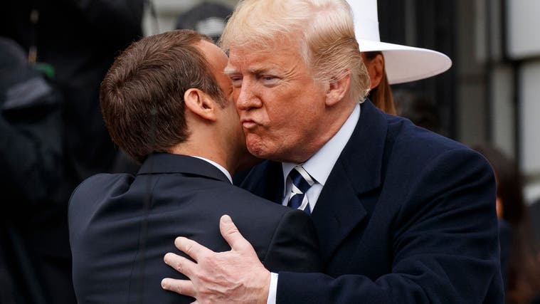 Der damalige Präsident Donald Trump begrüsst im April 2018 seinen französischen Amtskollegen Emmanuel Macron mit einem Küsschen. Unter den Dokumenten, die Trump nach Ende seiner Amtszeit aus dem Weissen Haus mitnahm, befand sich auch eines mit «Informationen» über Macron. (Keystone)