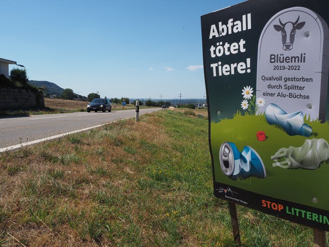 Ein Plakat der Aktion «Stop Littering 2022» des Bauernverbands Aargau steht auch bei Eiken.