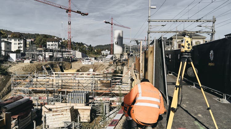 Die Bauarbeiten bringen beim Bahnhof Liestal einiges durcheinander. (Roland Schmid)