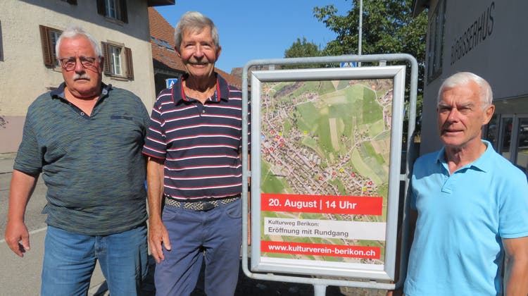 Die Initianten der Gruppe Dorfkultur beim Beriker Dorfbrunnen, der auch Teil des Kulturweges ist: Albin Koller, Leen Keesmaat und Max Welti (von links), es fehlt Nick Wettstein. (Marc Ribolla)