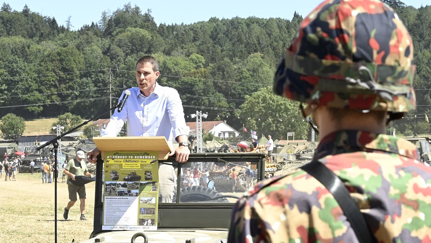 Ständerat Thierry Burkart (FDP) erhielt nach seiner Rede auf dem Armee-Jeep lauten Applaus. (Alexander Wagner)