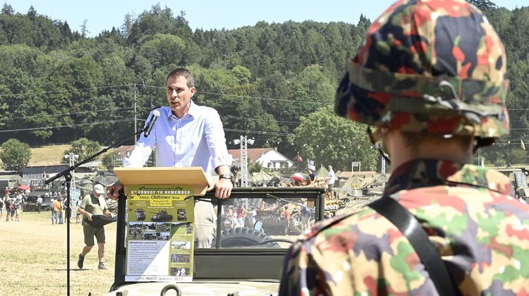 Ständerat Thierry Burkart (FDP) erhielt nach seiner Rede auf dem Armee-Jeep lauten Applaus. (Alexander Wagner)