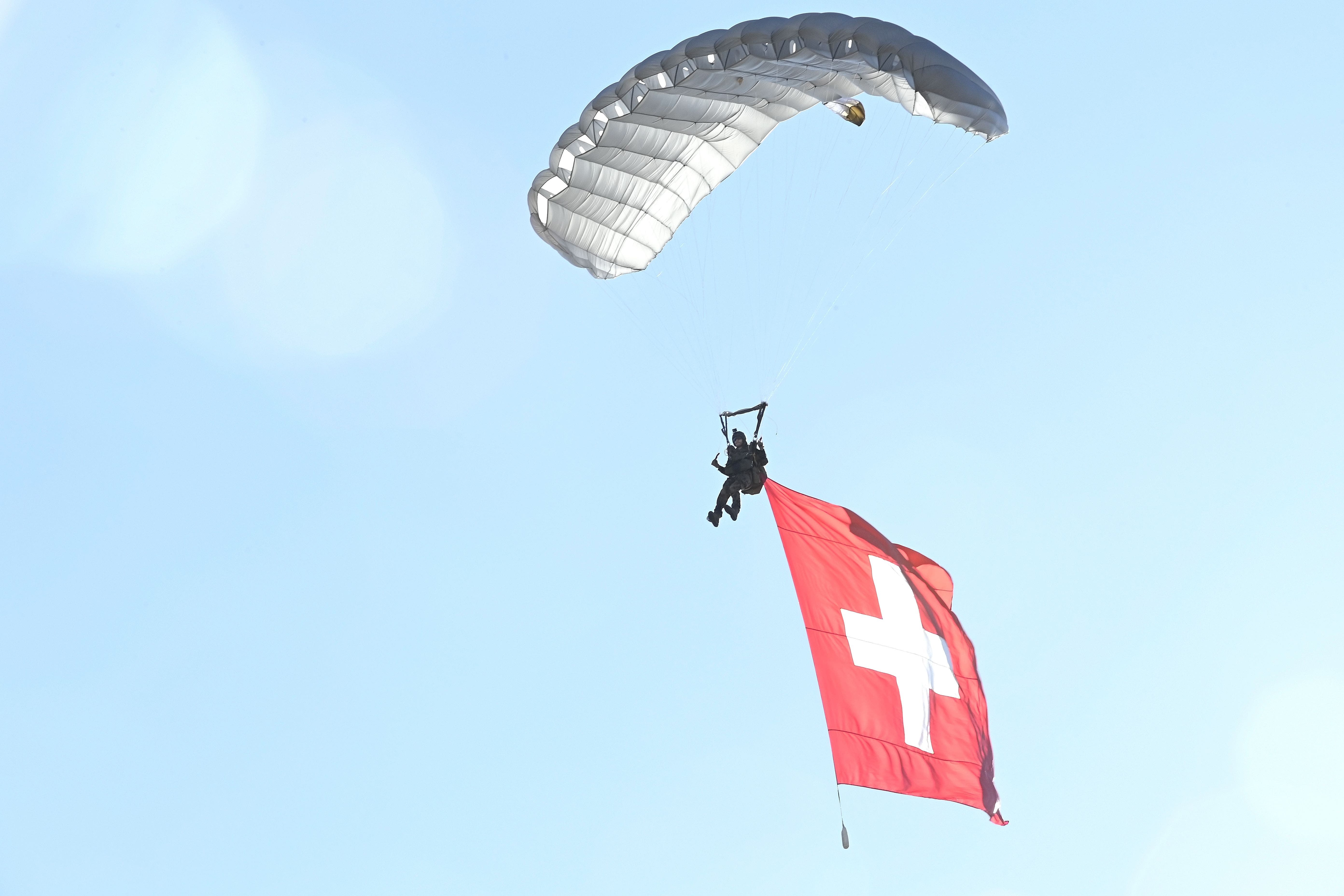 Fallschirmspringer der Schweizer Armee zeigten ihr Können. Hier mit einer 5 auf 5 Meter grossen Fahne.