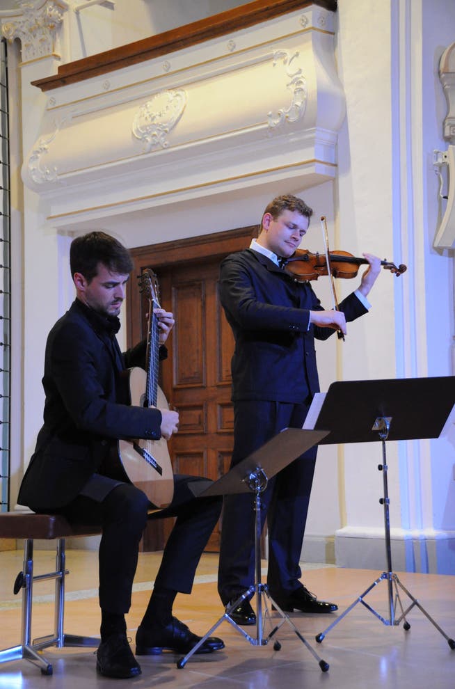 Sebastian Bohren, Violine, und Aljaz Cvirn, Gitarre, bei ihrem Konzert in der Kollegikapelle.