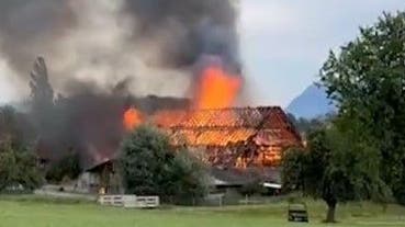 Die Flammen beim Brand in Urswil schossen meterhoch in den Himmel. (Video: Pilatus Today)