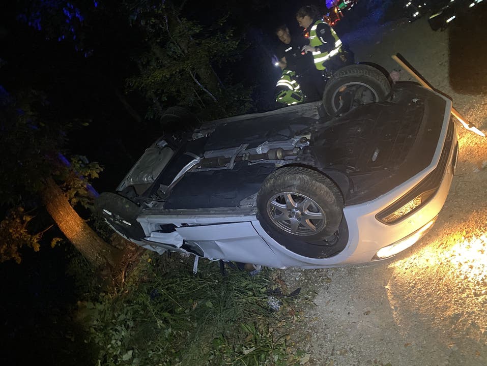 Mandach/Villigen, 14. August: Bei einem Überholmanöver verlor ein Fahrzeuglenker die Herrschaft über sein Auto, kollidiert mit einem Baum und stürzte den Abhang hinunter. Zwei der vier Insassen sterben beim Selbstunfall. 