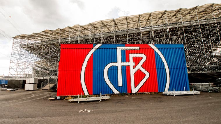 Unübersehbar: Das FCB-Logo vor der Arena des Schwingfests. (Bild: Nicole Nars-Zimmer)