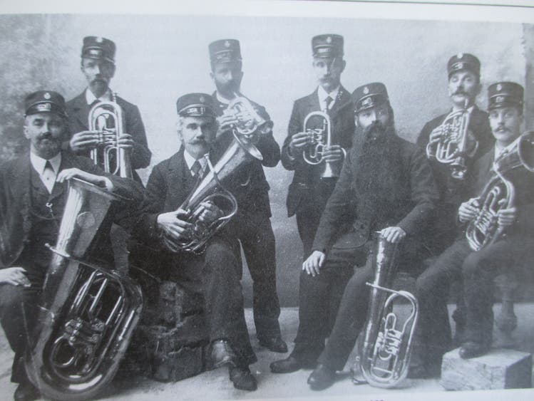 Mitglieder der Musikgesellschaft Wald anlässlich des Landsgemeinde-Einsatzes in Trogen im Jahr 1902.
