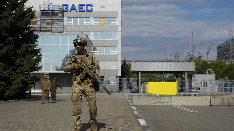 Ein russischer Militärkonvoi auf der Strasse zum grössten Atomkraftwerk Europas in Enerhodar. Das AKW gerät immer wieder unter Beschuss. (AP)