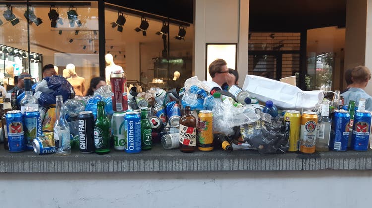 Das meiste wird von ausserhalb der Umzugsroute mitgebracht: Müllansammlung während der Street Parade an der Zürcher Bahnhofstrasse. (Matthias Scharrer)
