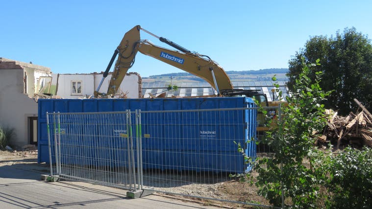 Abriss der Liegenschaft in Niederwil an der Hubelstrasse für den Bau der neuen Asylunterkunft. (Marc Ribolla (12. August 2022))