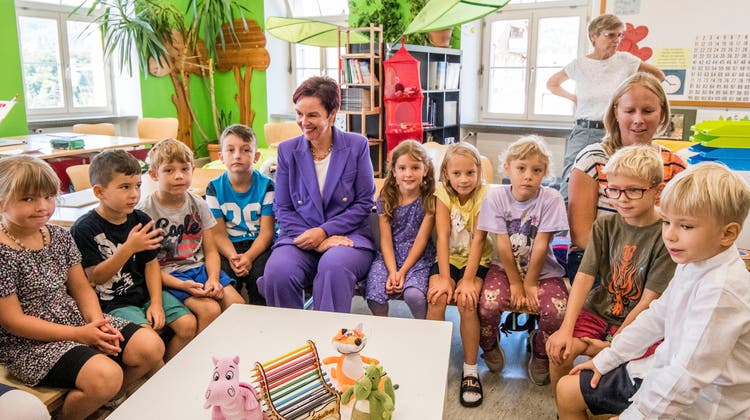 Die Regierungsrätin Monica Gschwind besucht die Kinder in Liesberg an ihrem ersten Schultag. (Bild: Nicole Nars-Zimmer)