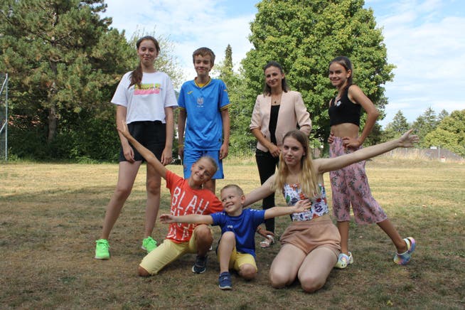 Viktoria Litvytov (stehend 2. von rechts) mit ukrainischen Jugendlichen, welche für die Vorführung am 24. August üben.