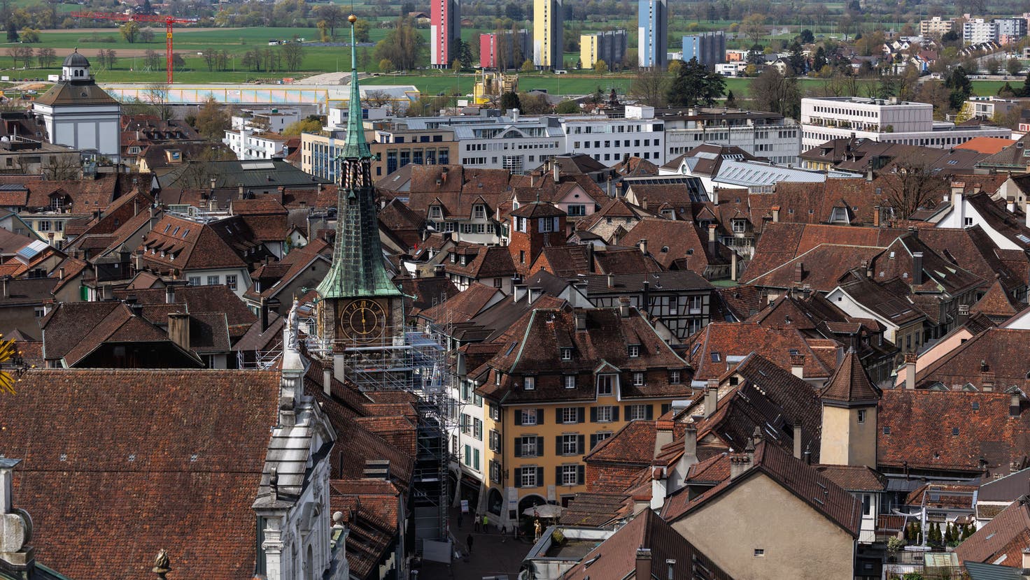 Aussicht vom Turm der St.-Ursen-Kathedrale auf die Dächer der Altstadt. (Hanspeter Bärtschi)