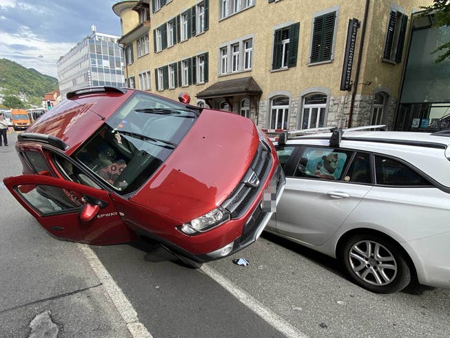Glück im Unglück: Beim Unfall kamen nur die Fahrzeuge zu Schaden.