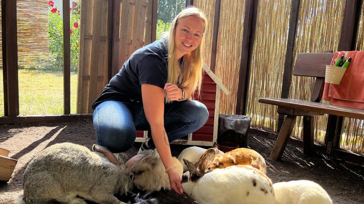 Melanie Bärtschi mit ihren Kaninchen. (Bild: PD)