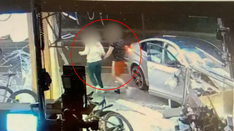 Mann rast in die Fassade eines Geschäfts und flieht mit Beifahrerin – Polizei schnappt beide