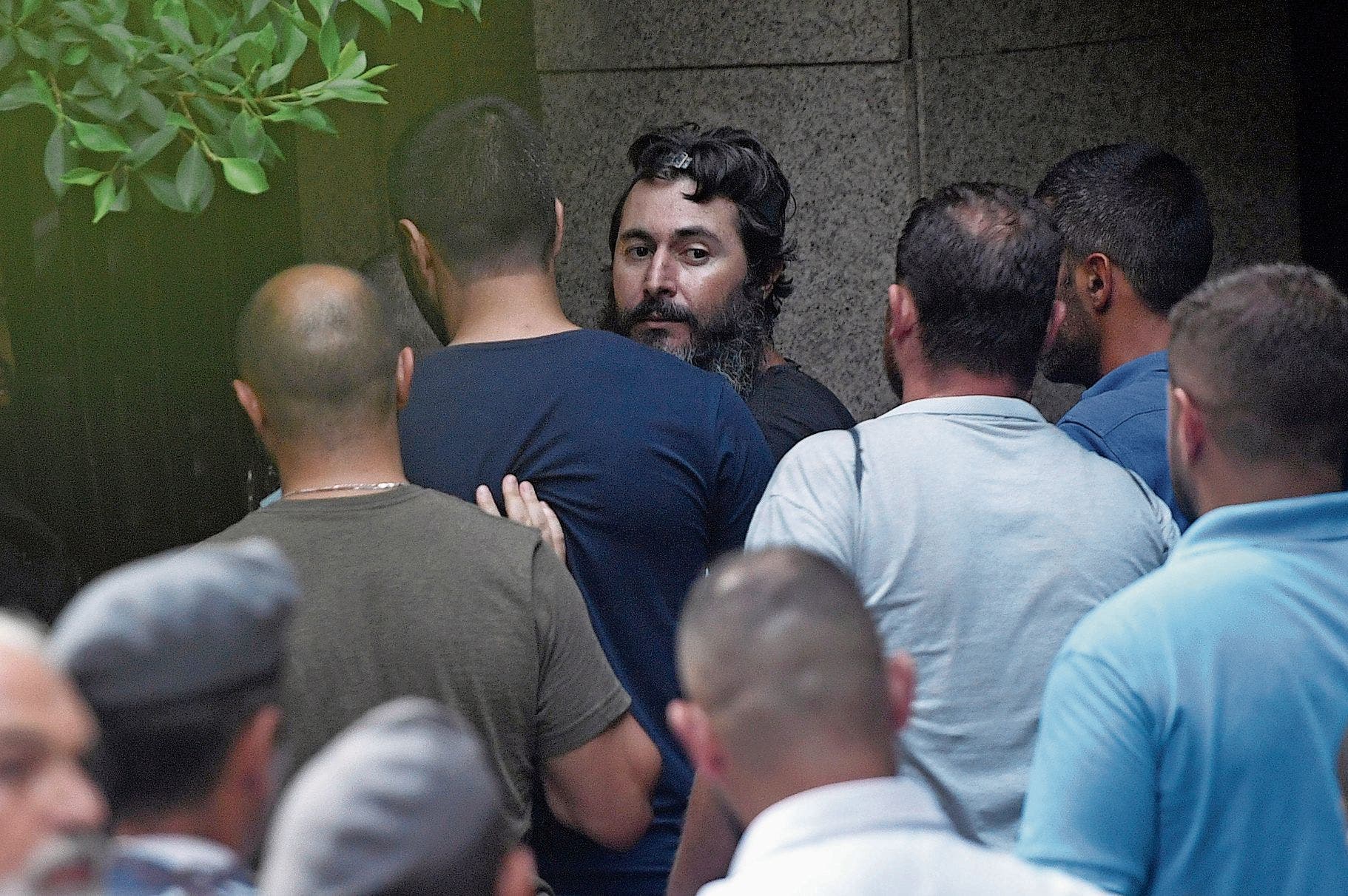 Menschen protestieren mitten in Beirut für die Freilassung von «Bankräuber» Bassam al-Scheikh. Bassam al-Scheikh bei seiner Verhaftung: Inzwischen ist der Libanese wieder auf freiem Fuss.