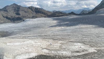 Auf diesem Gletscher fanden die Rettungskräfte das Wrack des Fliegers. (Bild: Kantonspolizei Wallis)