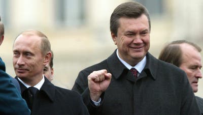 Der ukrainische Ex-Präsident Viktor Janukowitsch ist ein Freund Putins - nun übernimmt die Schweiz EU-Sanktionen gegen ihn. (Bild vom Oktober 2004 in Kiew) (Keystone)