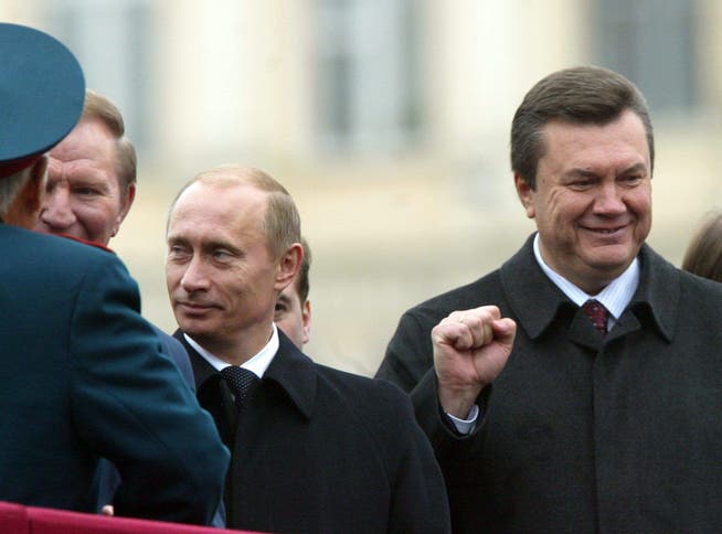 Der ukrainische Ex-Präsident Viktor Janukowitsch ist ein Freund Putins - nun übernimmt die Schweiz EU-Sanktionen gegen ihn. (Bild vom Oktober 2004 in Kiew)