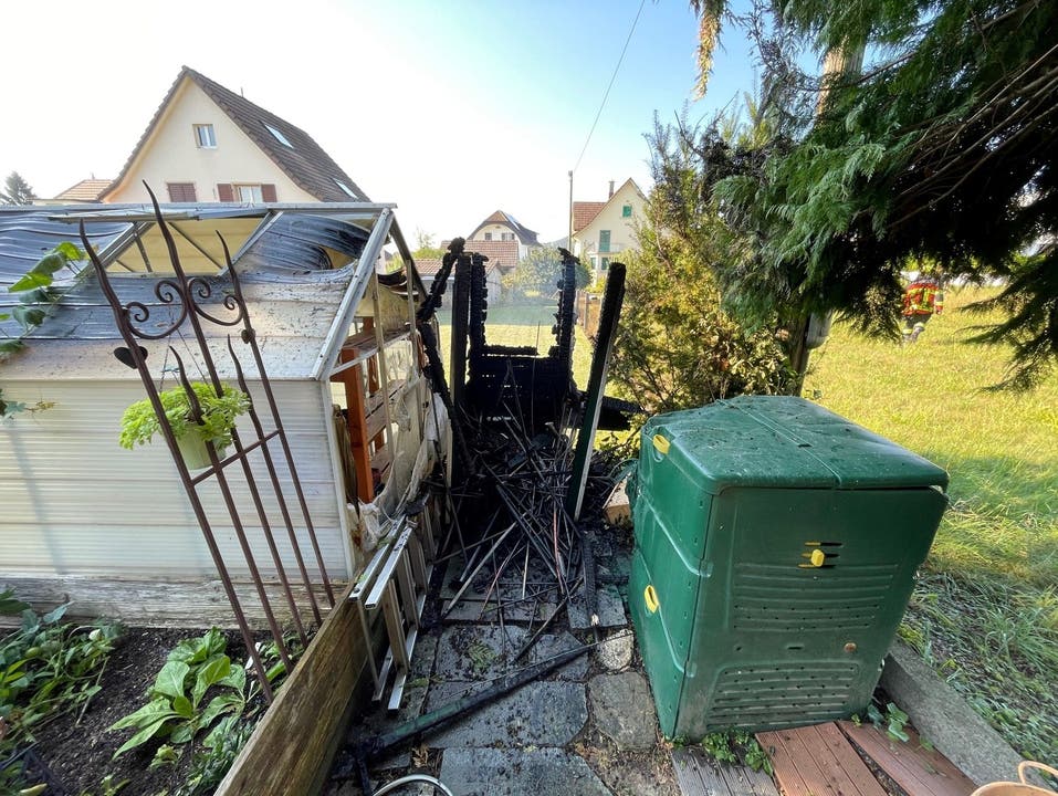 Menziken, 16. August: Ein Brand zerstörte ein Gartenhäuschen und richtete weiteren Schaden an. Ursache ist eine Fahrlässigkeit.