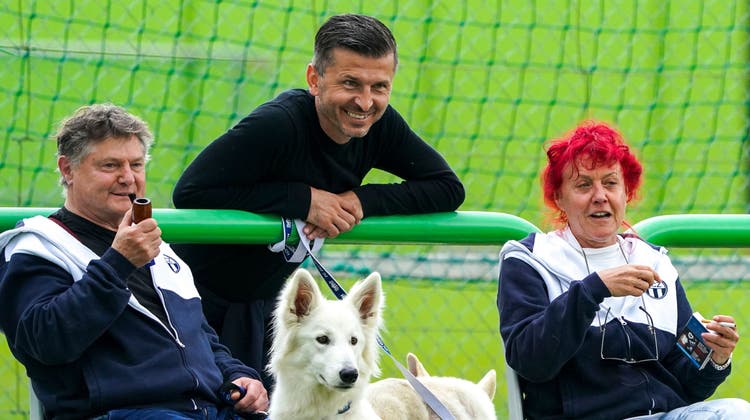 Marinko Jurendic (Mitte, mit FCZ-Präsident Ancillo Canepa und dessen Frau Heliane) ist seit August 2020 Sportchef im FC Zürich. (Bild: Andy Mueller/Freshfocus (Schwamendingen, 17. Juli 2021))