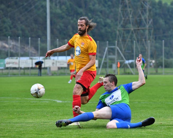 Der ESC Erstfeld mit Sturmtank Pirmin Baumann (unten) startet gegen den FC Hünenberg in die Meisterschaft.