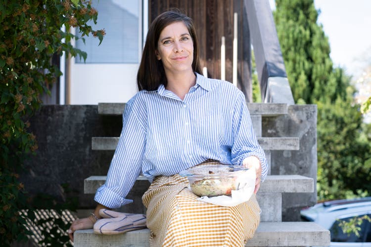 Gourmet-Redakteurin Diana Hagmann-Bula mit dem Gemüse-Crumble.