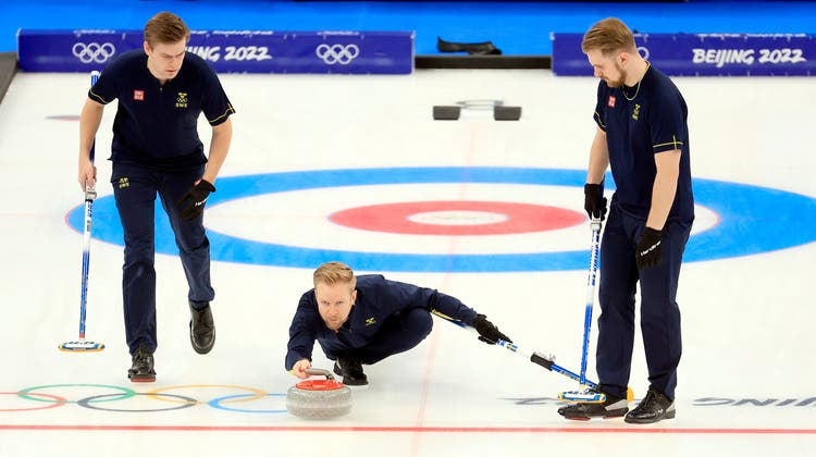 Die Schweden mit Skip Niklas Edin (Mitte) sind seit geraumer Zeit das Mass aller Dinge in diesem Sport. (Keystone)