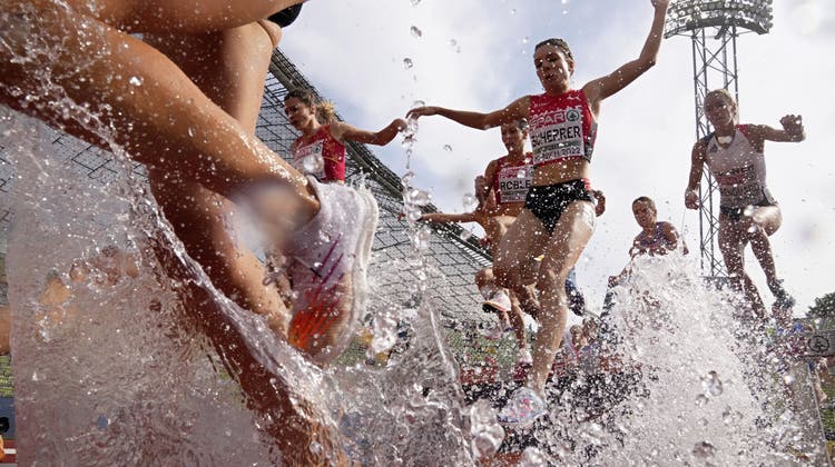 Chiara Scherrer am Wassergraben: Am Samstag wird sie im Flutlicht um eine Medaille kämpfen. (Bild: Matthias Schrader/AP)