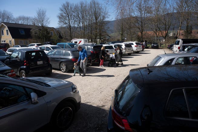 Überfüllte Parkplätze und zu viele Besucher in Altreu.