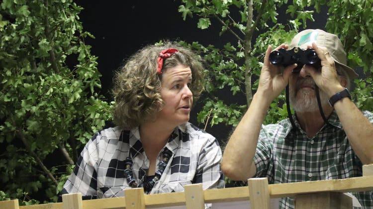 Die Nachbarin (Eveline Gerber) besucht den Vogelkundler und Rotschwanzhaubenschnäbler-Beoachter (Toni Niedermann) auf dessen Apfelbaum. (Peter Weingartner)