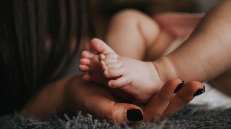 Eine Frau wird nicht als Mutter eines Kindes anerkannt, weil dies von einer Leihmutter ausgetragen worden ist. (Symbolbild: Pixabay)
