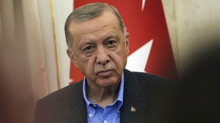 Der türkische Präsident Recep Tayyip Erdogan will den Nato-Beitritt von Schweden und Finnland weiter blockieren, falls die beiden skandinavischen Länder die angeblichen «Terroristen» nicht ausliefern. (Evgeniy Maloletka / AP)