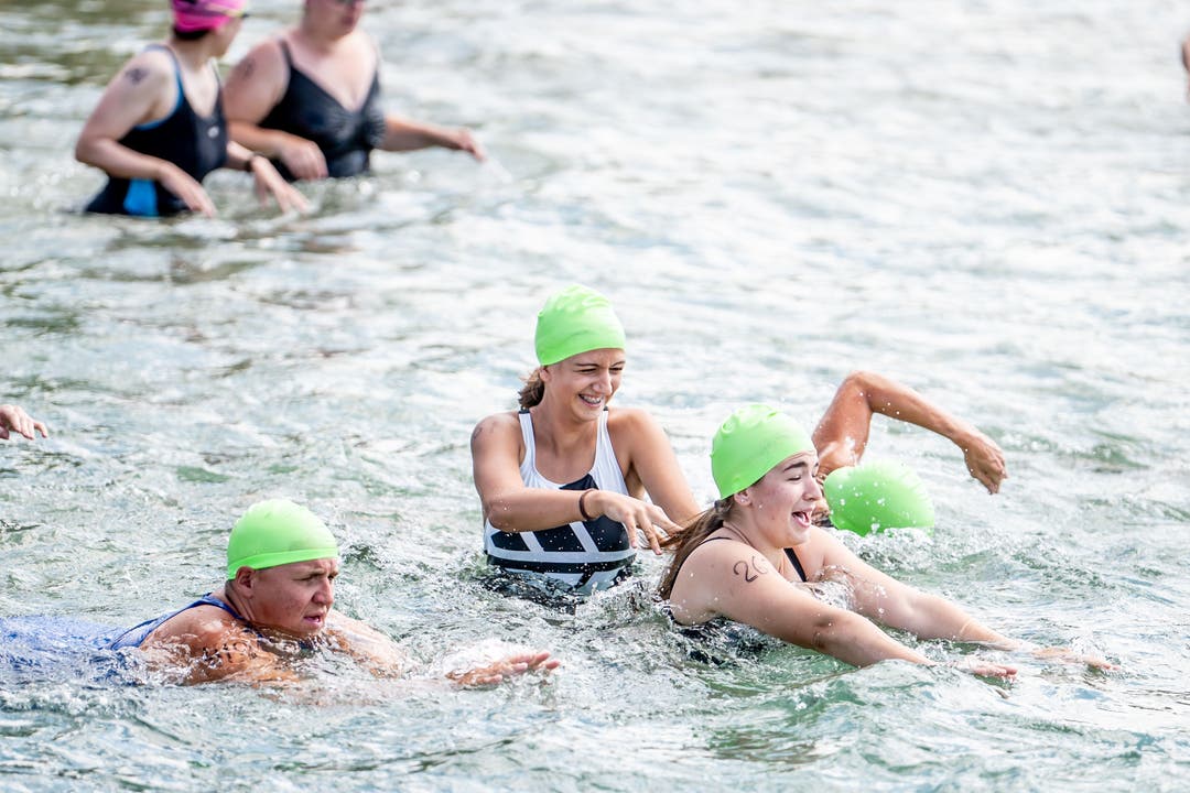 Im ersten Moment ist das Wasser etwas kalt, doch diese Schwimmerinnen scheinen ihren Spass zu haben.